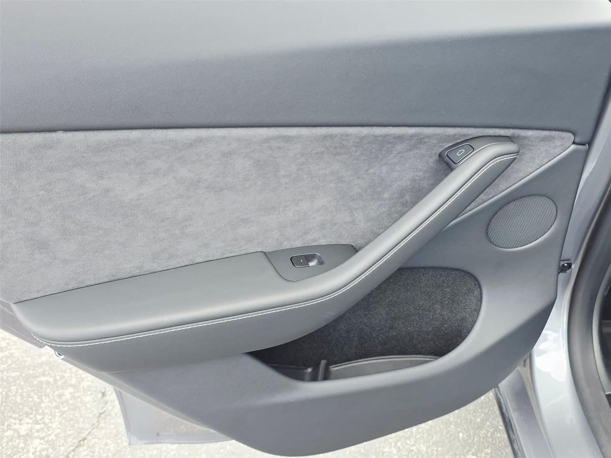 2025 Tesla Model Y - Image 25