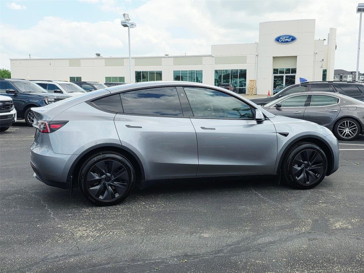 2025 Tesla Model Y - Image 4