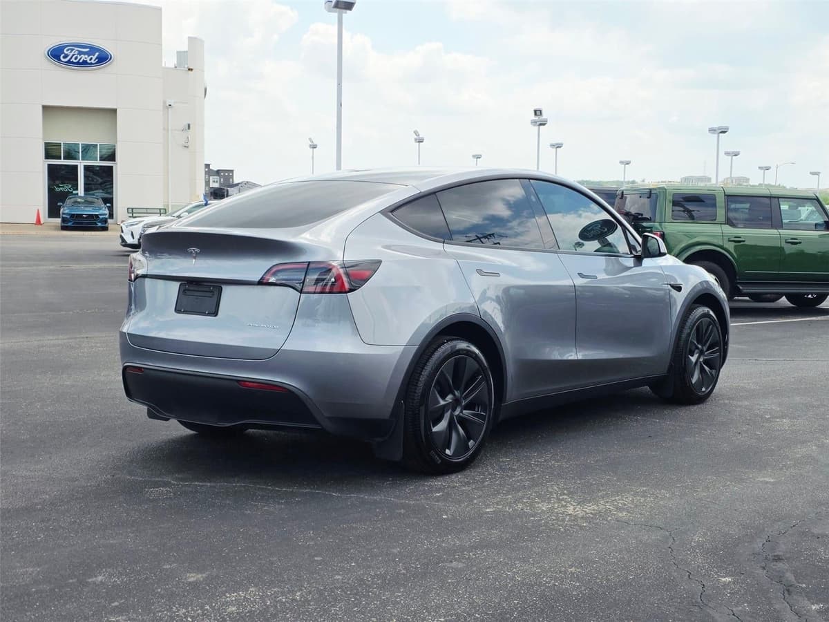 2025 Tesla Model Y - Image 5