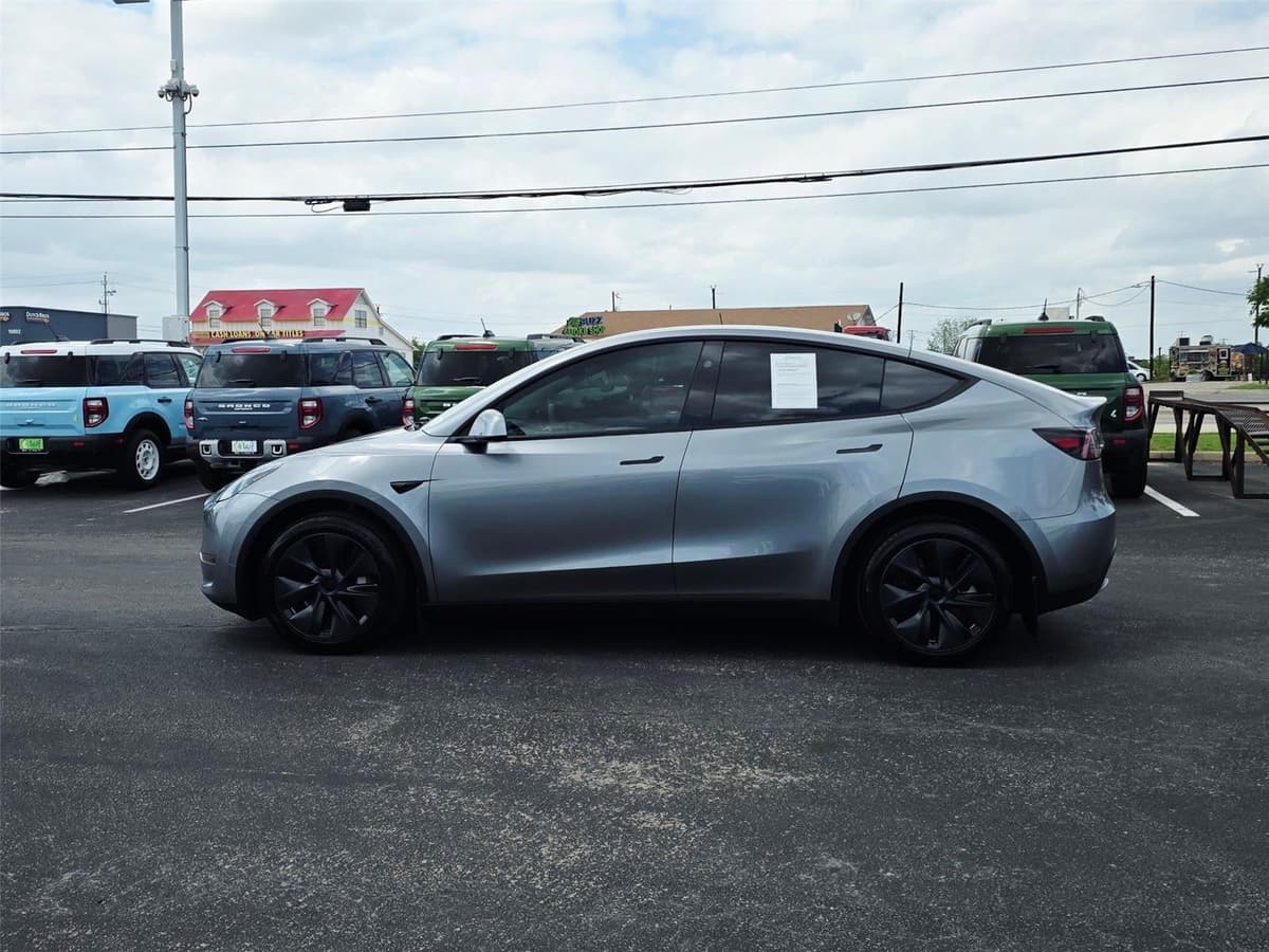 2025 Tesla Model Y - Image 7