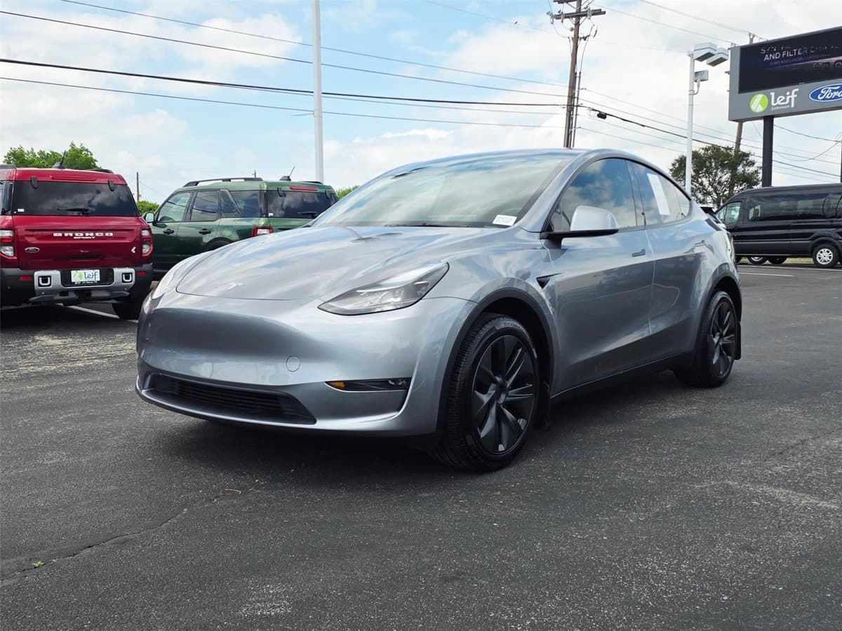 2025 Tesla Model Y - Image 8