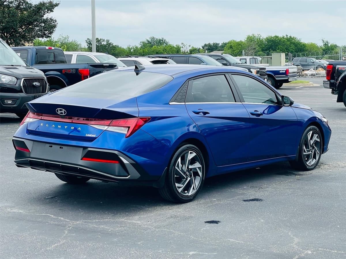 2025 Hyundai Elantra - Image 40