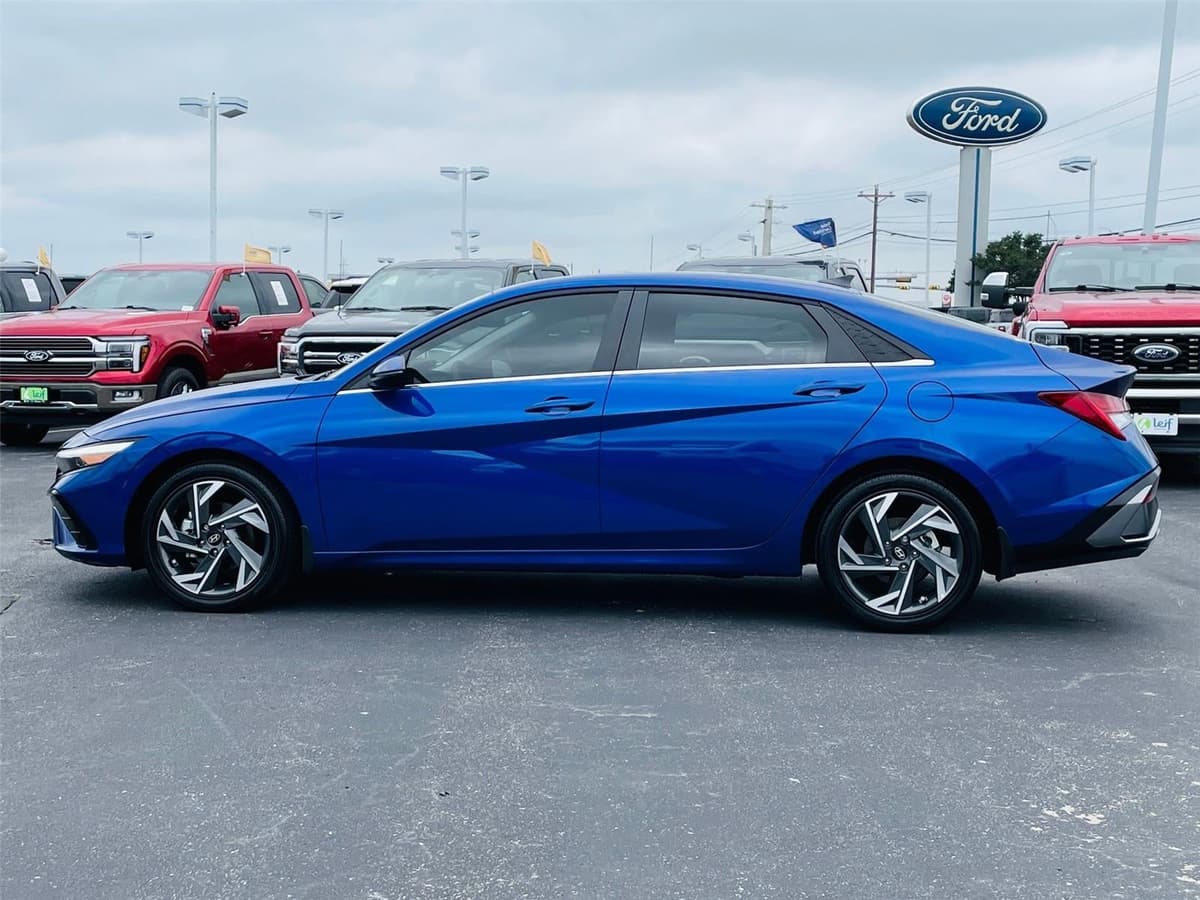 2025 Hyundai Elantra - Image 42
