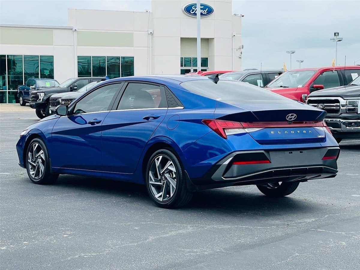 2025 Hyundai Elantra - Image 5