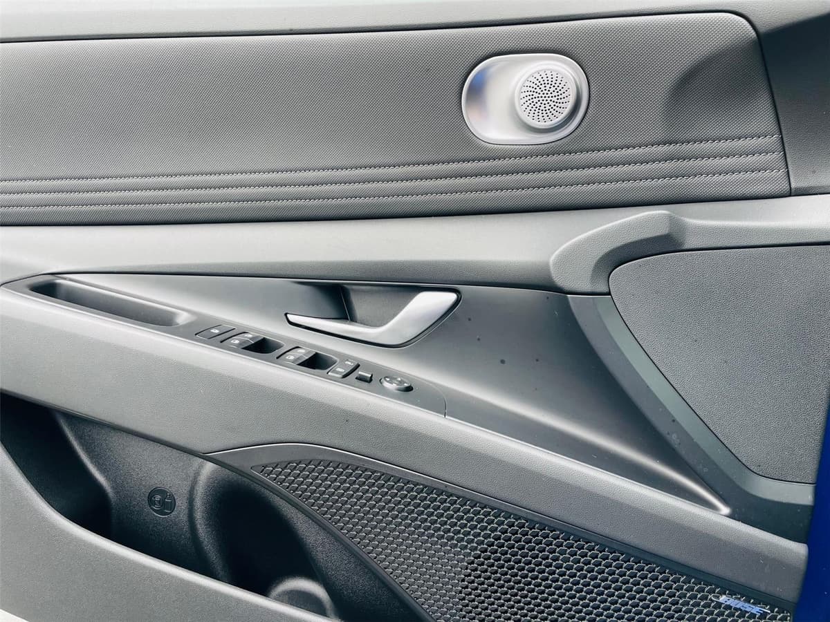 2025 Hyundai Elantra - Image 55