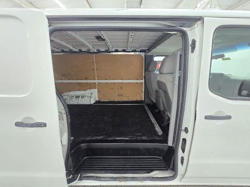 2017 Nissan NV - Image 12