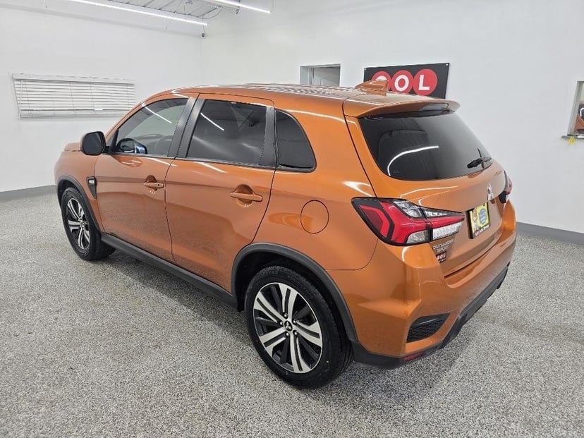 2020 MITSUBISHI Outlander - Image 2