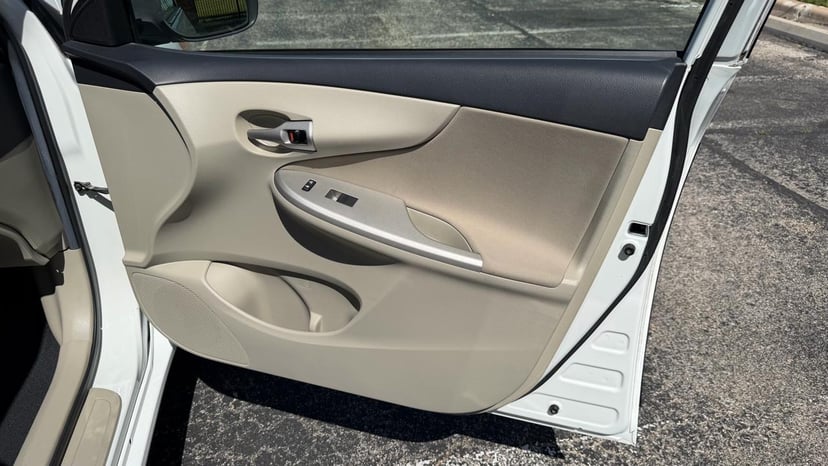 2013 TOYOTA Corolla - Image 12