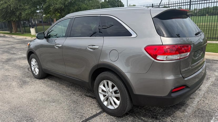 2017 KIA Sorento - Image 8