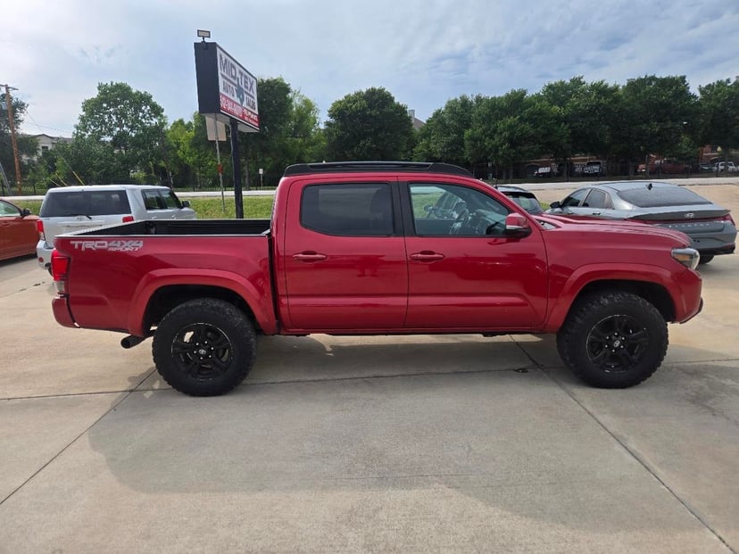 2017 TOYOTA Tacoma - Image 5