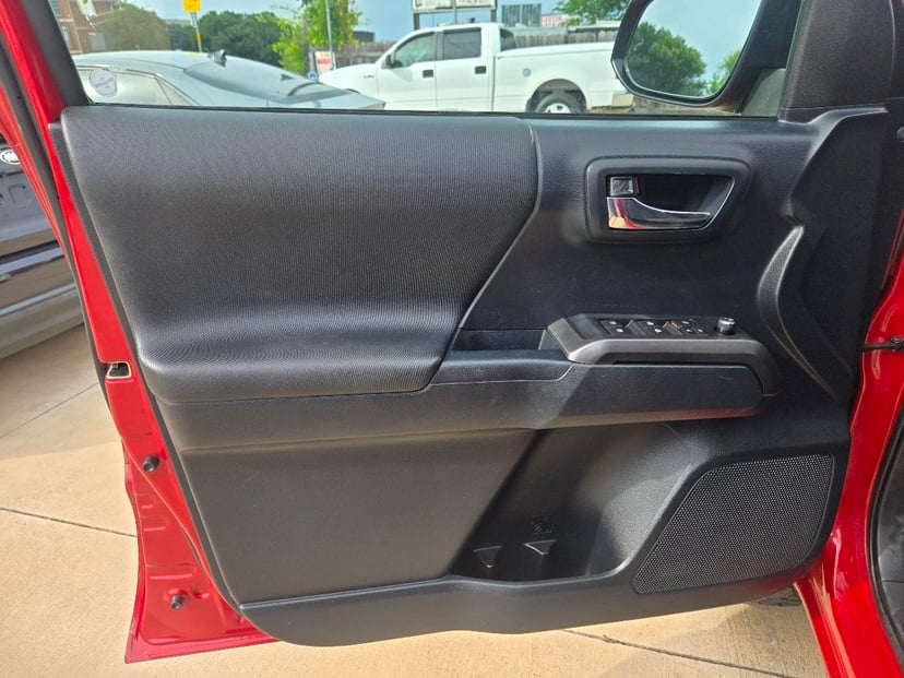 2017 TOYOTA Tacoma - Image 19
