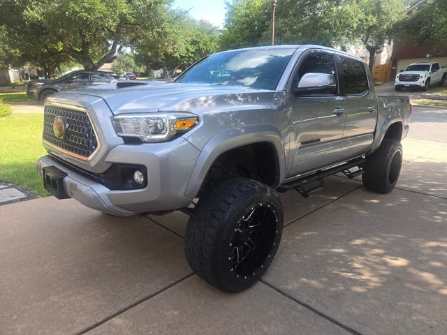 2018 TOYOTA Tacoma
