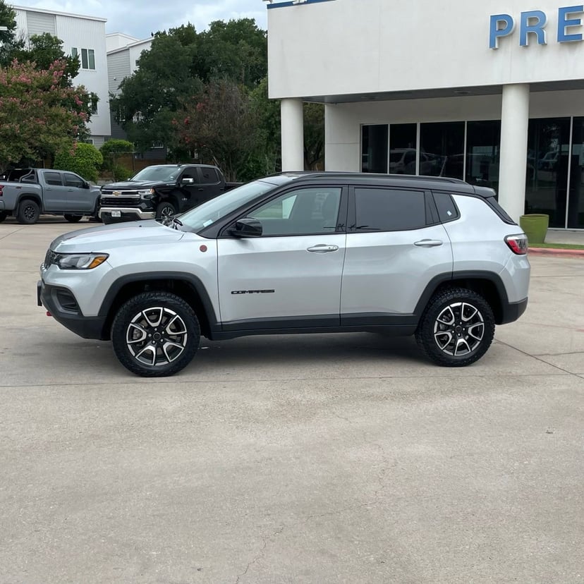 2025 Jeep Compass - Image 3