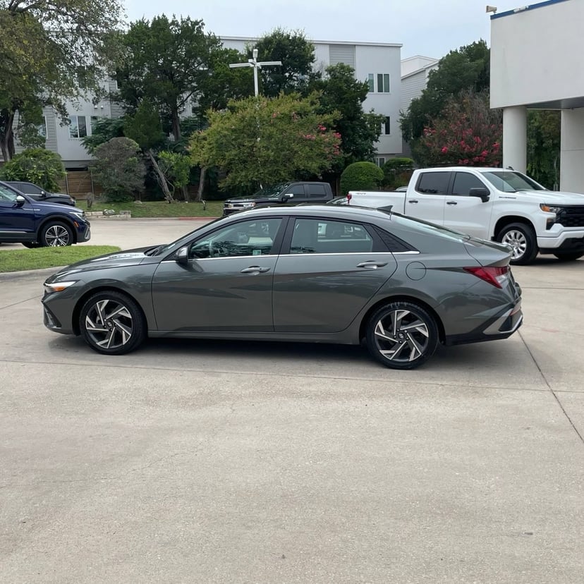 2025 Hyundai Elantra - Image 3