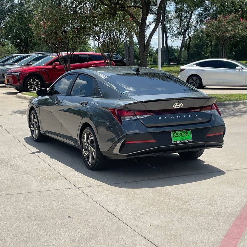 2025 Hyundai Elantra - Image 2