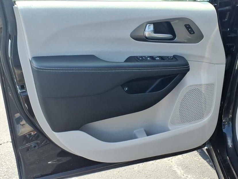 2024 Chrysler Pacifica - Image 15