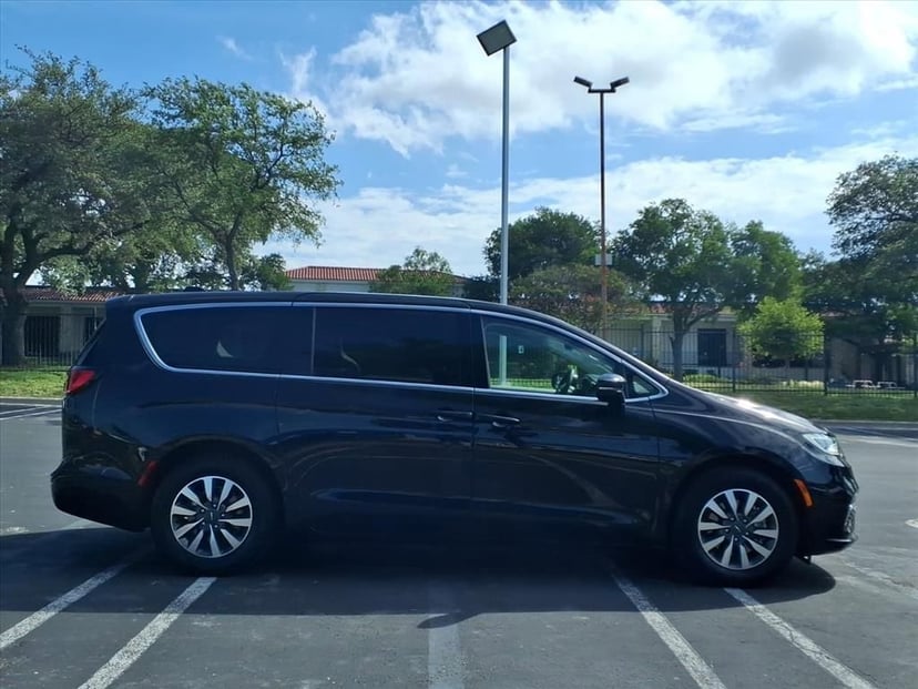 2024 Chrysler Pacifica - Image 3