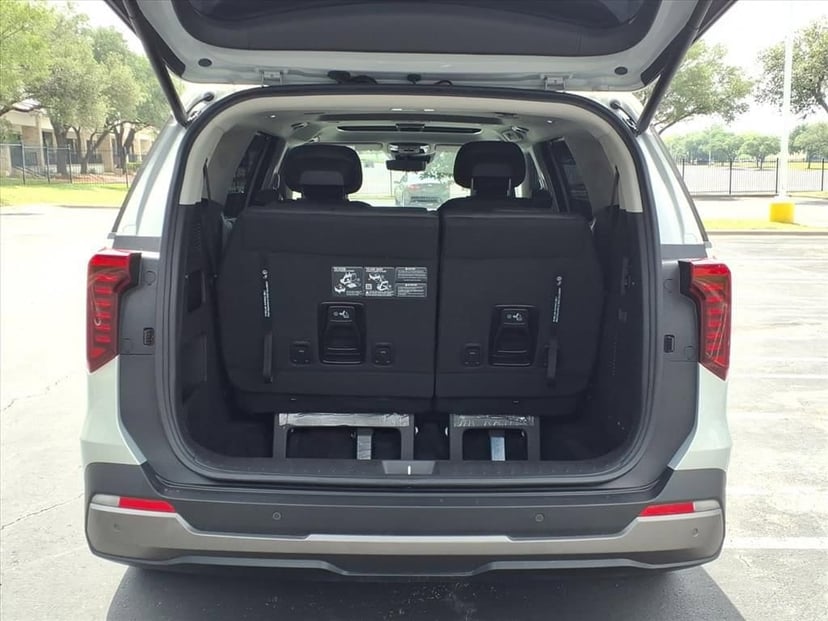 2025 Kia Carnival - Image 13