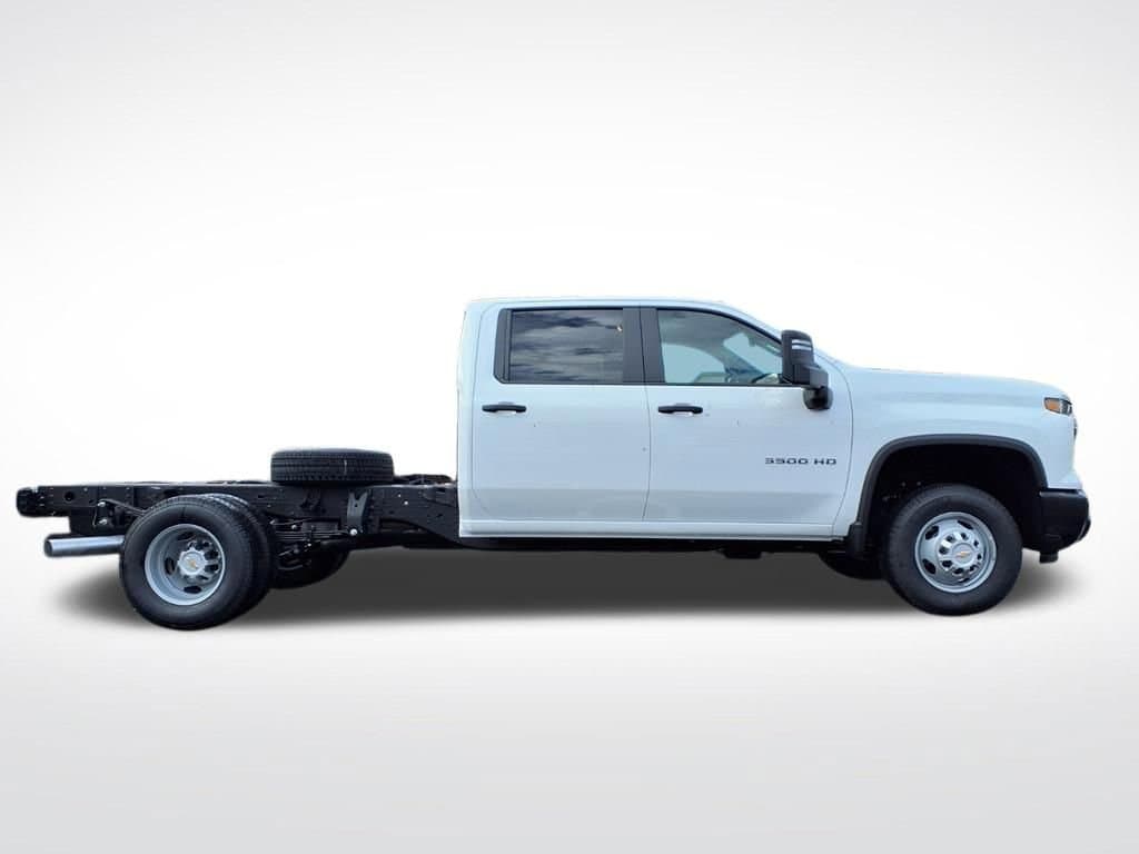 2026 Chevrolet Silverado 3500 HD Chassis Cab - Image 4