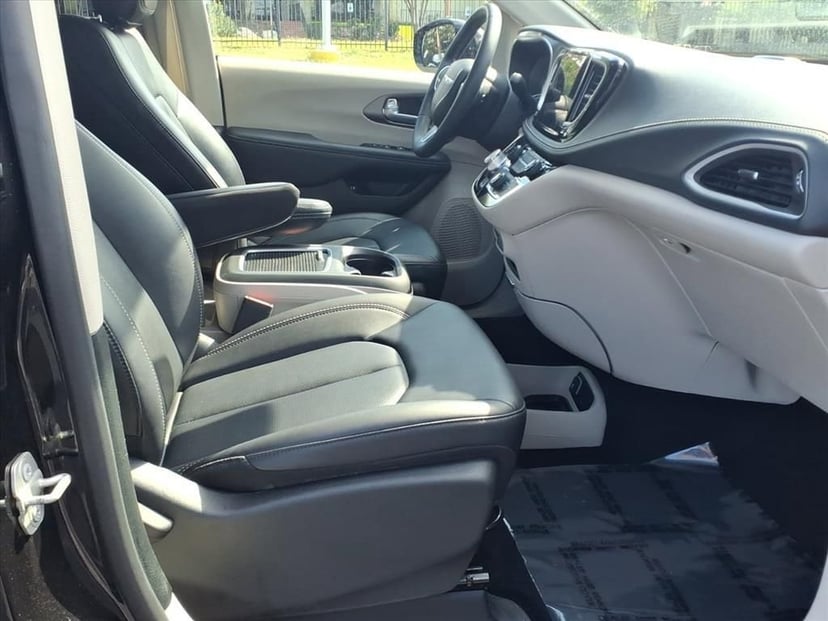 2024 Chrysler Pacifica - Image 19
