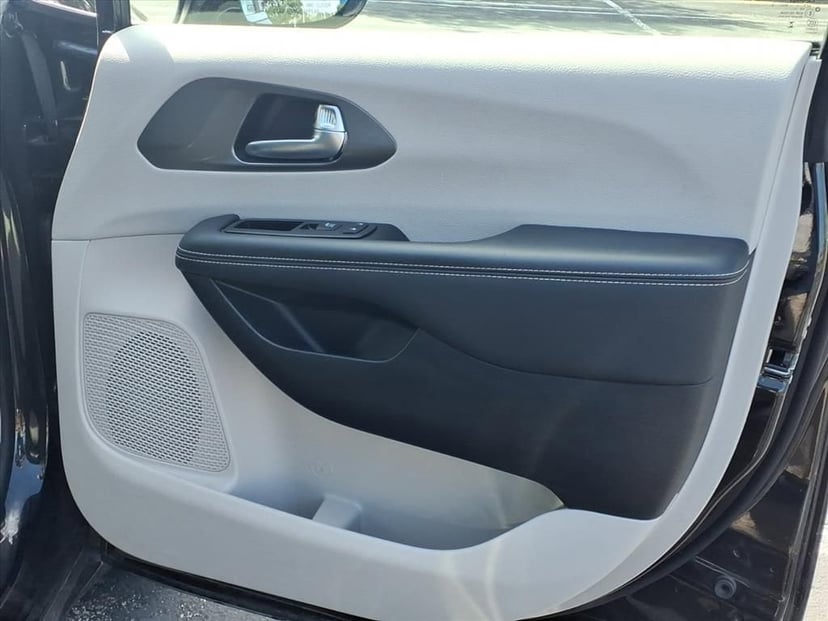 2024 Chrysler Pacifica - Image 18