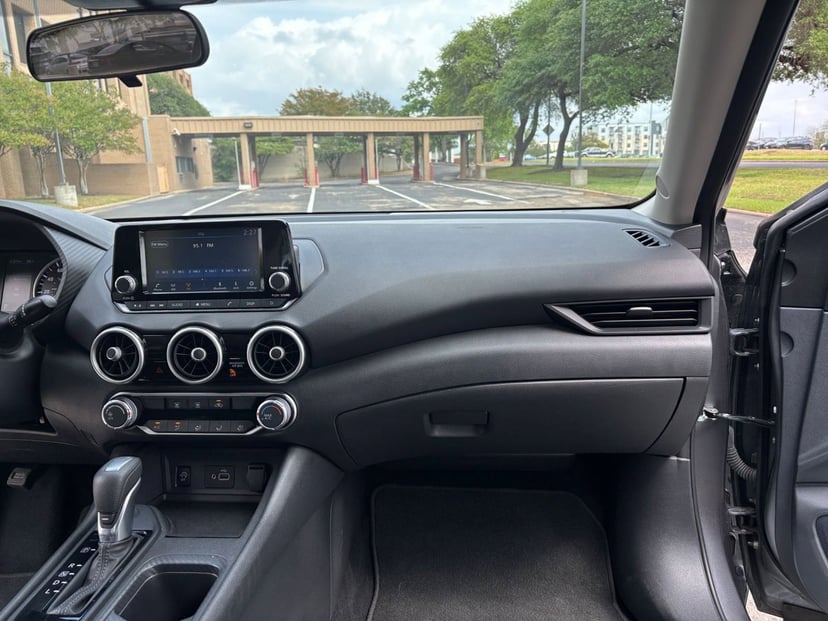 2025 Nissan Sentra - Image 25