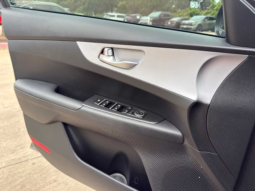 2024 Kia Forte - Image 24