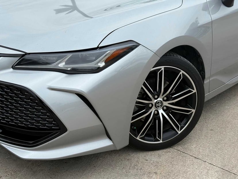 2019 Toyota Avalon - Image 3