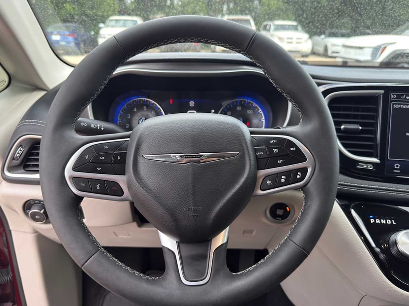 2023 Chrysler Pacifica - Image 14