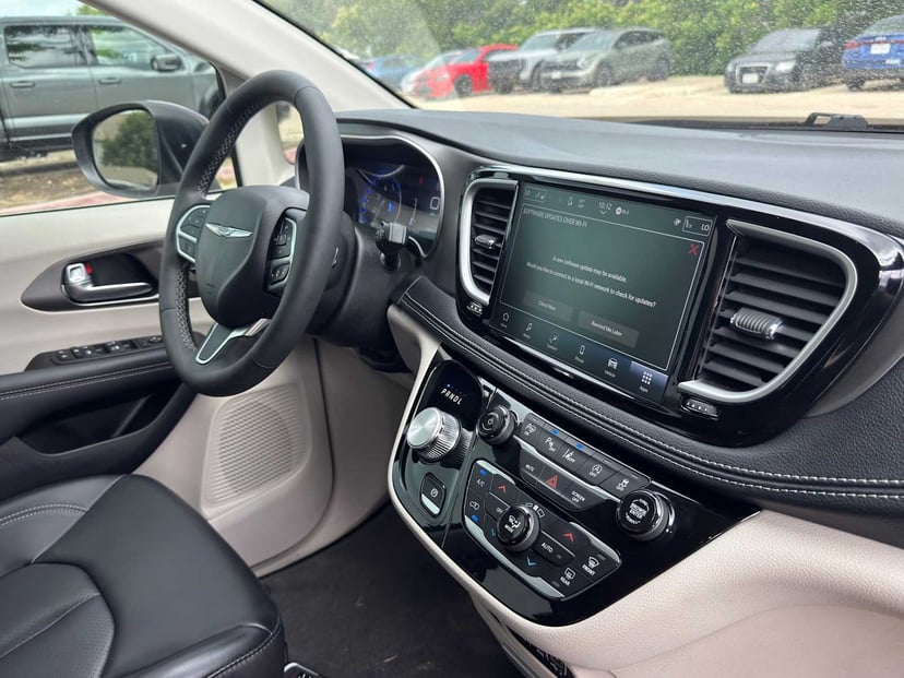 2023 Chrysler Pacifica - Image 30