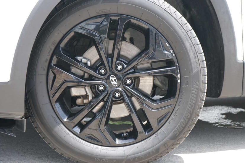 2019 Hyundai Santa Fe - Image 2