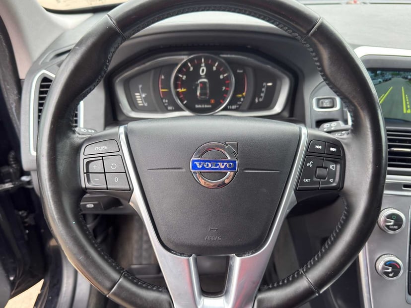 2017 Volvo XC60 - Image 10