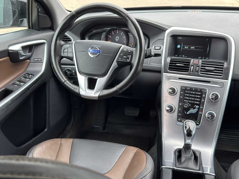 2017 Volvo XC60 - Image 17