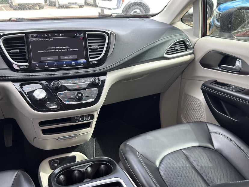 2023 Chrysler Pacifica - Image 25