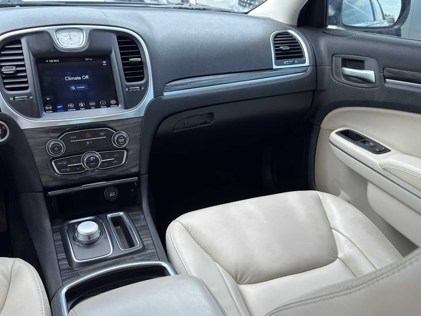 2020 Chrysler 300 - Image 23