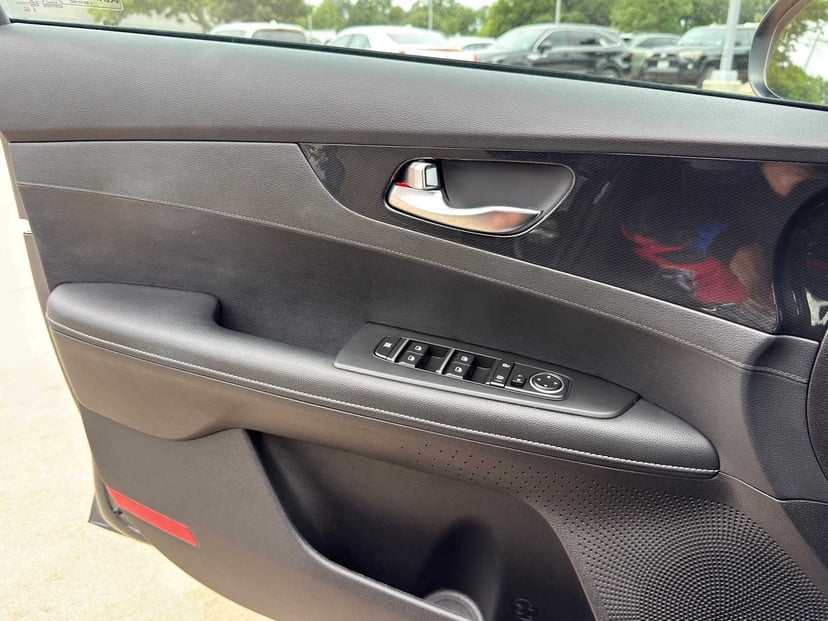 2023 Kia Forte - Image 21