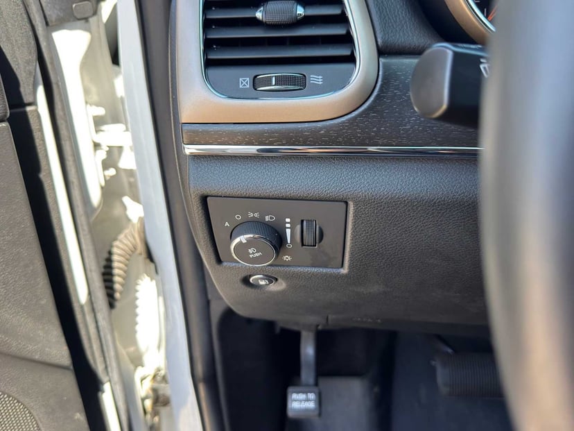 2015 Jeep Grand Cherokee - Image 18