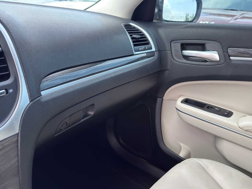 2020 Chrysler 300 - Image 14