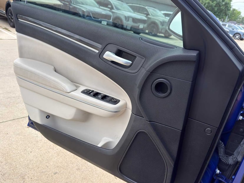 2020 Chrysler 300 - Image 20