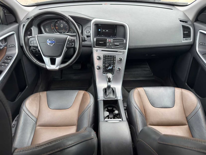 2017 Volvo XC60 - Image 16