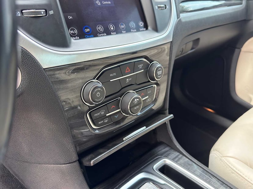 2020 Chrysler 300 - Image 12
