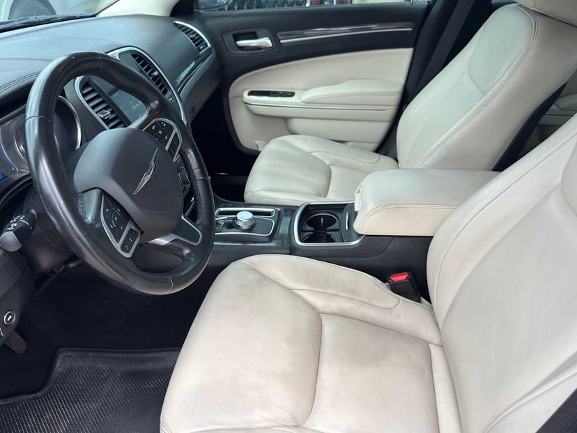 2020 Chrysler 300 - Image 9