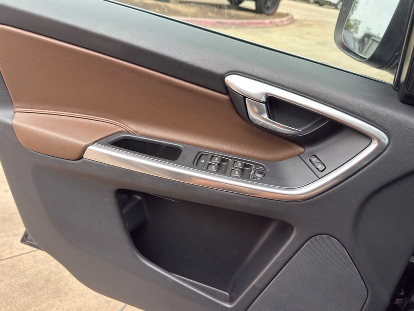 2017 Volvo XC60 - Image 15