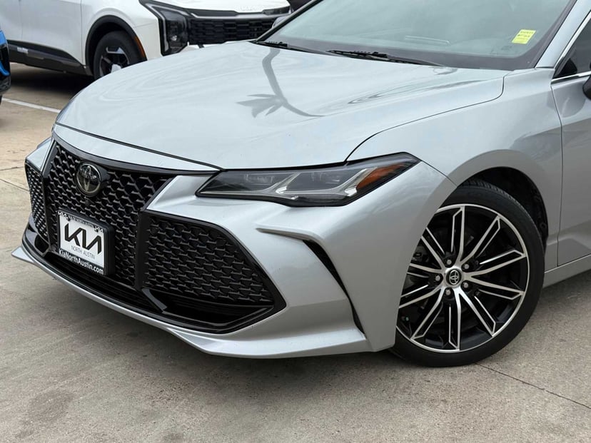 2019 Toyota Avalon - Image 2