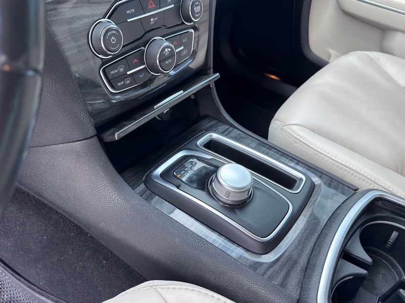 2020 Chrysler 300 - Image 11