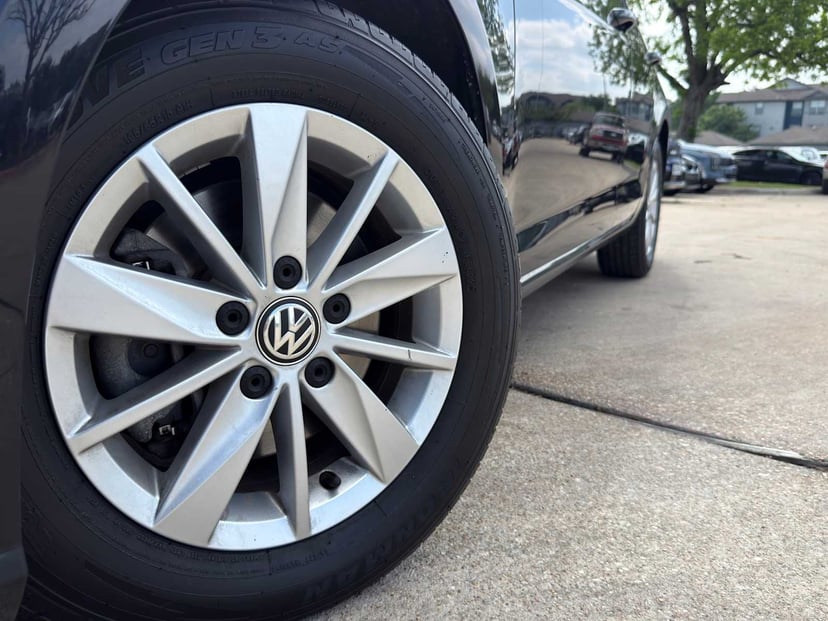 2019 Volkswagen Golf SportWagen - Image 2