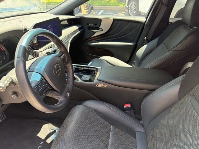 2023 LEXUS LS 500 - Image 9