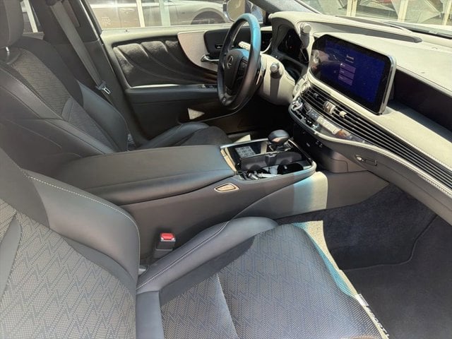 2023 LEXUS LS 500 - Image 2