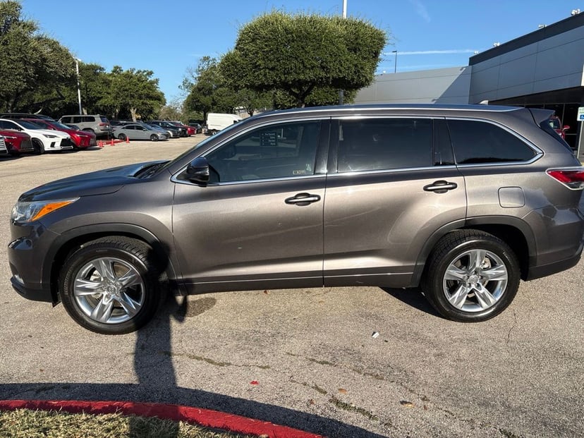 2015 Toyota Highlander - Image 1