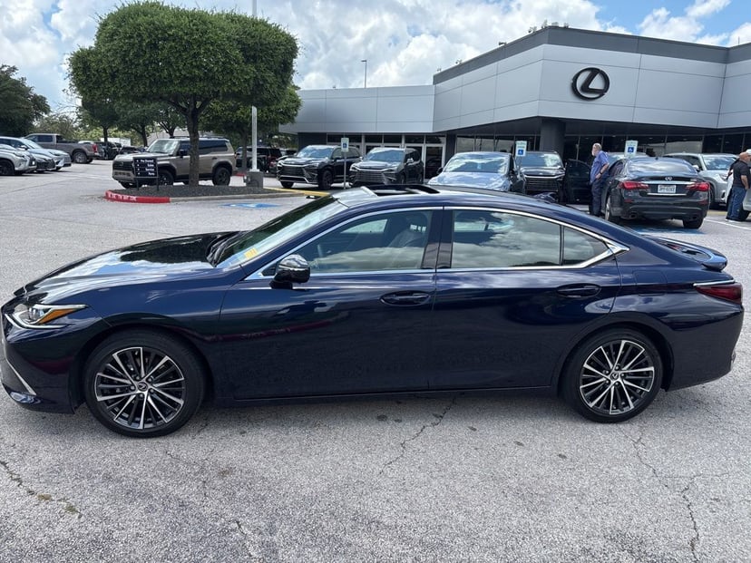 2025 LEXUS ES 300h - Image 1